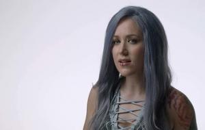 Alissa White-Gluz d&rsquo;Arch Enemy sera sur la nouvelle chanson de Carnifex