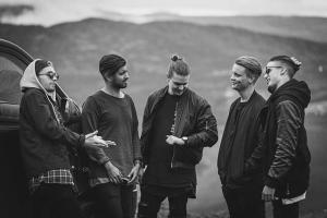 Aviana publie un nouveau single intitulé My Worst Enemy