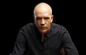 Devin Townsend joue plusieurs chansons acoustiques en live pour la CBC