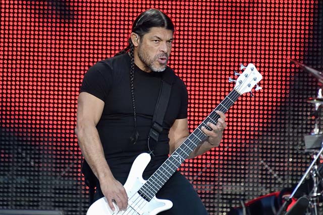 Robert Trujillo et Kirk Hammett de Metallica jouent une reprise de Ma Gueule de Johnny Hallyday à Paris