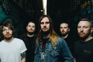While She Sleeps crée un design de t-shirt pour sensibiliser les gens à l&rsquo;importance des ventes de merch