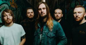 While She Sleeps dénonce l&rsquo;industrie musicale dans une pub pour son album So What?