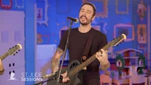 Vidéos de Breaking Benjamin jouant un concert acoustique pour l&rsquo;hôpital pour enfants St. Jude