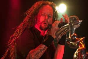Jonathan Davis de Korn revient sur son expérience de croque-mort : « J&rsquo;ai dû coudre quelques anus »