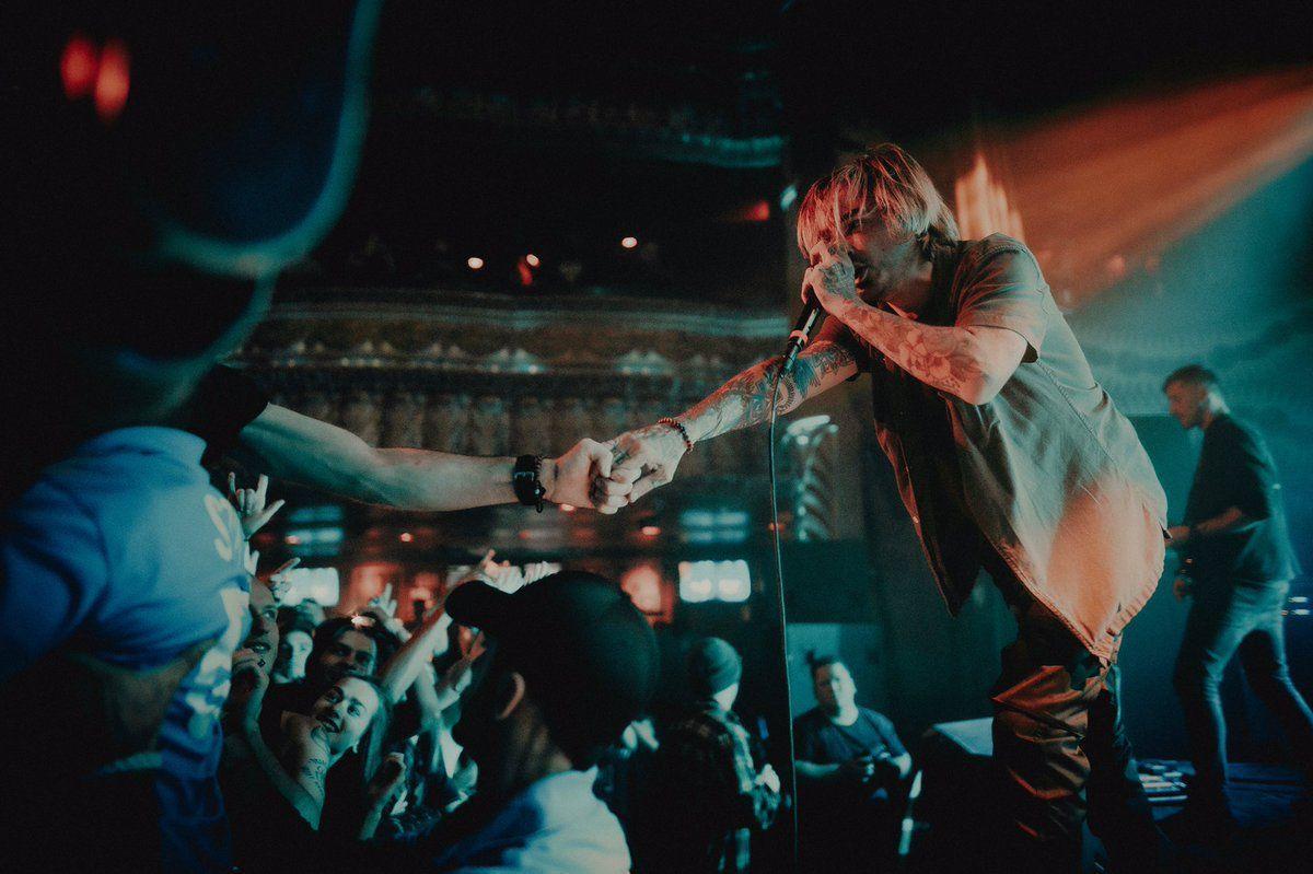 Le groupe de Metalcore américain Like Moths To Flames publie une nouvelle chanson intitulée Smoke And Mirrors