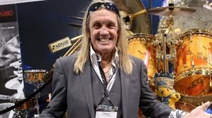 Le batteur de Iron Maiden explique pourquoi il « ne supporte pas » le passe-temps du guitariste Adrian Smith