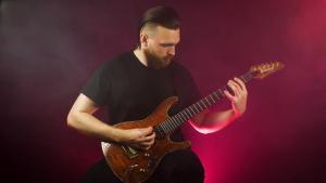 Shadow Of Intent partage un playthrough à la guitare pour Barren And Breathless Macrocosm