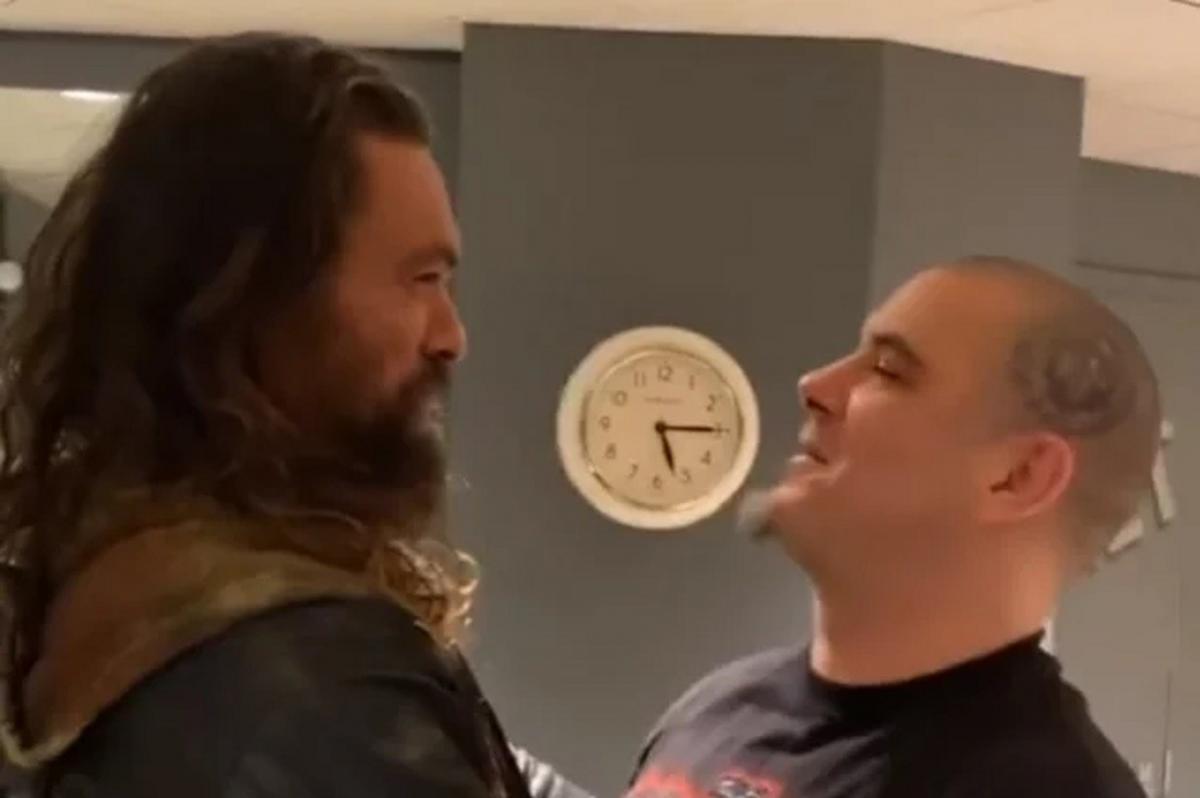 Jason Momoa en mode fan absolu : il se jette dans la fosse pendant le concert de Pantera à Back To The Beginning