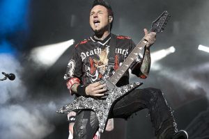 Five Finger Death Punch reporte 2 autres concerts, Jason Hook récupère d&rsquo;une opération de la vésicule biliaire