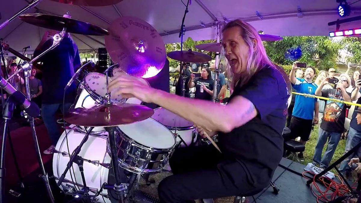 Regardez Nicko McBrain jouer en live après s&rsquo;être retiré des tournées d&rsquo;Iron Maiden