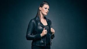 Floor Jansen de Nightwish recommande d&rsquo;apprécier l&rsquo;art à travers vos propres yeux et non à travers l&rsquo;écran de votre smartphone