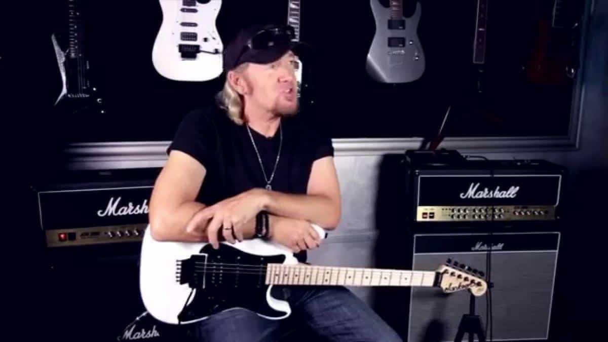 Adrian Smith de Iron Maiden déclare que le fait d&rsquo;avoir trois guitaristes dans le groupe « fonctionne vraiment bien »