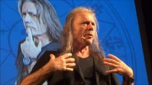 Bruce Dickinson de Iron Maiden adore les vaccins : « J&rsquo;ai reçu les deux doses et si quelqu&rsquo;un veut que j&rsquo;en reçoive deux autres, je serai le premier à faire la queue »