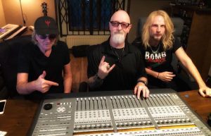 Rob Halford dit que les nouvelles chansons de Judas Priest sont « monstrueuses » : « Même à un stade très brut et primitif, elles sont géniales »