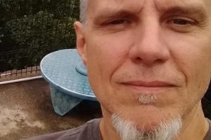 L&rsquo;ancien bassiste de Metallica, Ron McGovney, partage une photo de la première carte de visite du groupe