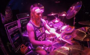 Danny Carey, batteur de Tool, a été arrêté pour agression à Kansas City (des images de son arrestation sont disponibles)