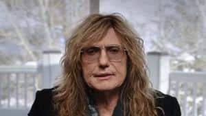 Whitesnake annule ses tournées, David Coverdale doit se faire opérer