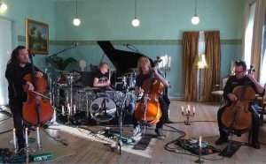 Regardez Apocalyptica jouer un concert depuis son local de répèt