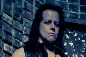 Un symbole choquant sur le merchandising de Danzig : Glenn Danzig au cœur d&rsquo;une vive polémique
