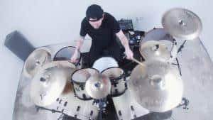 Kill The Lights partage un playthrough de Shed My Skin avec Michael « Moose » Thomas à la batterie
