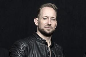 La dernière chanson de Volbeat, Becoming, est un hommage au défunt chanteur de Entombed, Lars-Göran « LG » Petrov