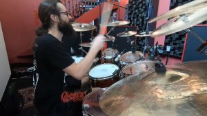 Regardez le batteur de Benighted dominer son kit en jouant du Death Metal brutal et technique