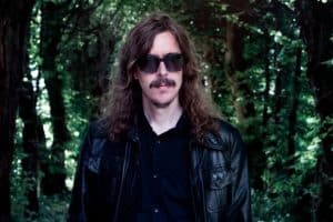 Mikael Åkerfeldt, le leader d&rsquo;Opeth, publie la bande originale de Clark, la nouvelle série de Netflix ; Tobias Forge de Ghost et d&rsquo;autres apparaissent dans la série