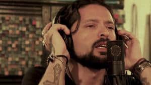 Le chanteur de Rainbow rend hommage à Ronnie James Dio avec une reprise de Rainbow Eyes