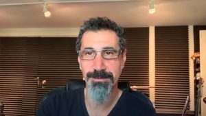 « Quand nous sentirons que c’est le bon moment » : Serj Tankian dit qu&rsquo;un nouvel album de System Of A Down reste possible, mais seulement sous certaines conditions
