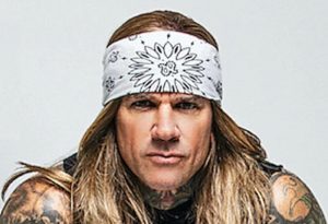 Le batteur de Steel Panther se moque de l&rsquo;affirmation de Nikki Sixx selon laquelle il est « le bassiste le plus sous-estimé »