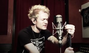 Écoutez le frontman de Sum 41 jouer Blood In My Eyes en studio