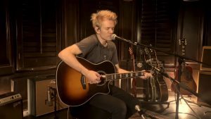 Regardez le frontman de Sum 41 jouer Fat Lip en studio