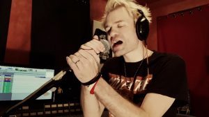 Regardez le frontman de Sum 41 jouer Never There en studio