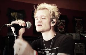 Écoutez le frontman de Sum 41 jouer The Hell Song en studio