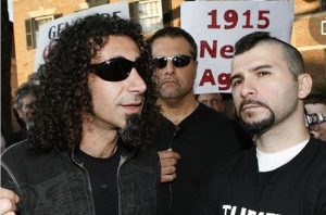 System Of A Down : Serj Tankian affirme que lui et John Dolmayan sont victimes d&rsquo;une haine « injustifiable » sur Internet