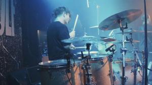 Regardez le batteur de Alpha Wolf jouer un concert entier à Sydney !