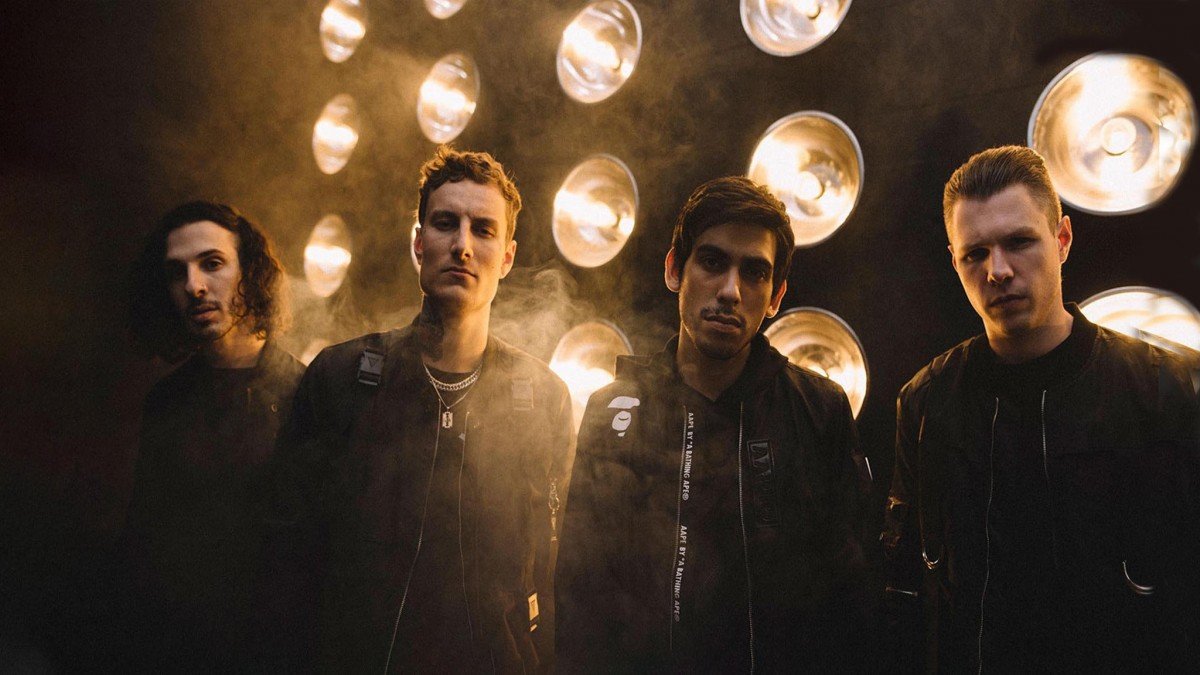 Crown The Empire publie une performance acoustique de Blurry (out of place) en studio