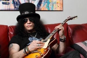 Slash se concentre sur l&rsquo;écriture de nouvelles musiques et l&rsquo;enregistrement de guitares pour Guns N&rsquo; Roses