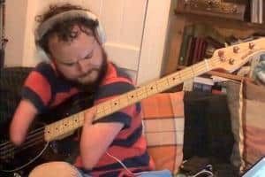 Un musicien sans avant-bras joue du Red Hot Chili Peppers à la basse !