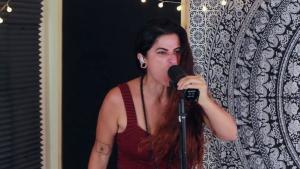 Regardez la chanteuse de Entheos interpréter Remember You Are Dust en live !