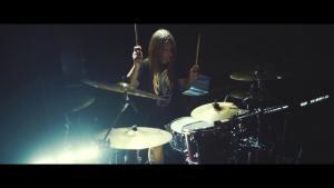 Regardez le batteur de Nekrogoblikon jouer Row !