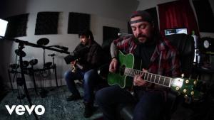 Regardez Seether jouer une version acoustique de Dangerous