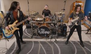 The Warning signe chez Lava/Republic Records