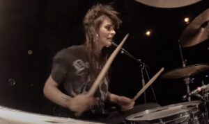 Regardez Brutus jouer All Along en live !