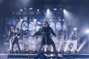 Regardez HammerFall jouer Keep The Flame Burning dans le cadre de Live! Against The World