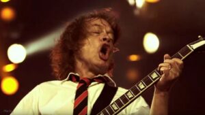 Angus Young de AC/DC : « Eddie Van Halen était un prodige de la guitare, son jeu était de la pure magie »