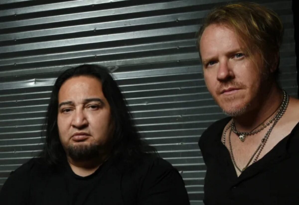 Dino Cazares de Fear Factory publie une déclaration sur le départ de Burton C. Bell : « Le départ du martyr aux poumons secs »