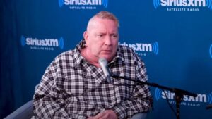 Le frontman des Sex Pistols, Johnny Rotten, déclare qu&rsquo;il va voter pour Donald Trump, car Joe Biden est « méchamment sénile »
