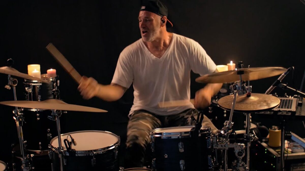 Regardez Matt Halpern (Periphery) jouer Cosmic Meltdown de King Mothership à la batterie !