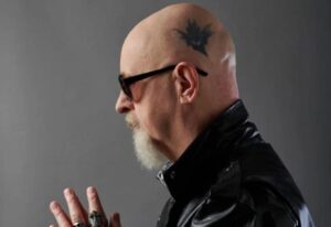 Rob Halford de Judas Priest revient sur son opération du dos : « C&rsquo;était très risqué »